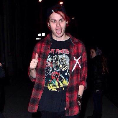 follow @hotdirections and @ashscuppycake