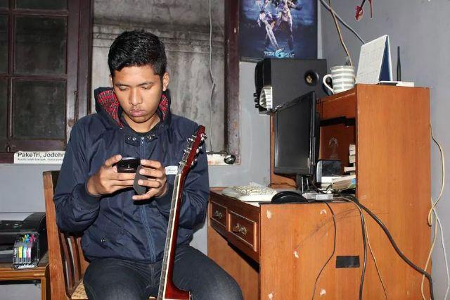 Mengejar ke sukses mulai dari susah menjadi senang , hidup tuh bagai kan roda yang berputar pertama dari bawa bersusahan untuk mencapai ke atas!