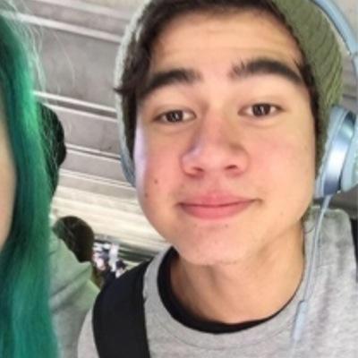 DONT FOLLOW THIS ACCOUNT! FOLLOW @seahorsehxrry she gave you this free follow