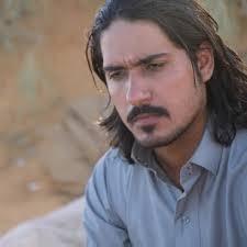 إذا المراجـل لبسـة شمـاغ وعقـال *****قـل للـعـذارى يلبـسـنّ العمـايـم ما عاد يفـرق زول حرمـه ورجـال
