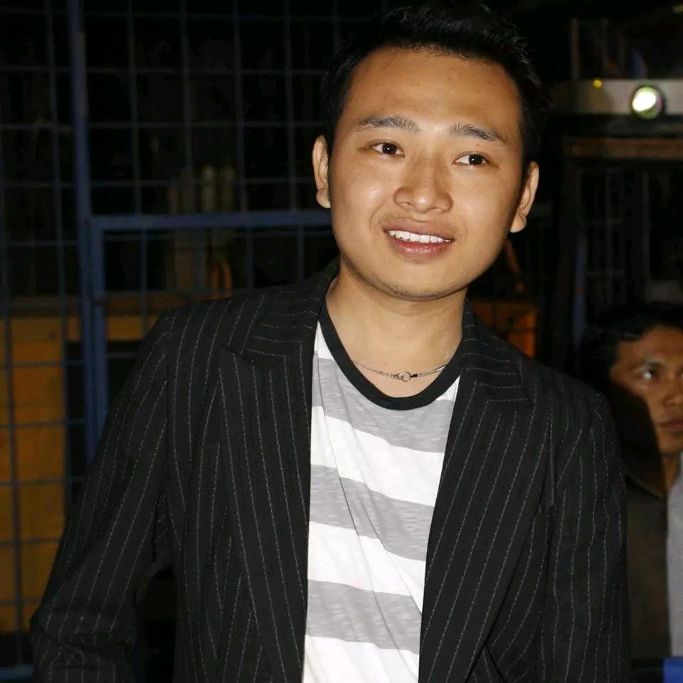 Ganteng/cantik, keren, kaya itu relatif. Yg terpenting itu yg bisa buat nyaman, care, setia, jujur :)0
