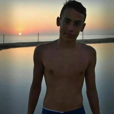 13 años amante del futbol ( el deporte en general) y la musica! ;)