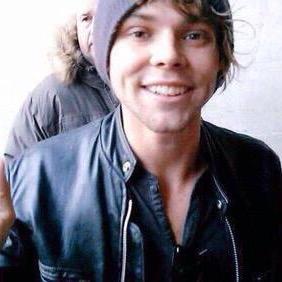 hey, if you follow @Luke5SOS you should follow also @Ashton5SOS because they're in the same band;)