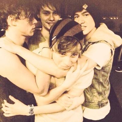 I GAVE YOU A FREE FOLLOW SO PLEASE FOLLOW @HemmingsxDream ❤️