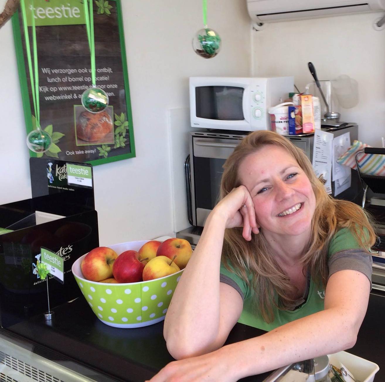 Linda van Teestie. Teestie voor koffie, broodjes, maaltijden en meer. Gelegen aan het station van Heemstede / Aerdenhout. Openingstijden: VanZestotVijf.