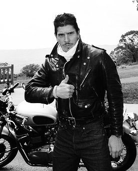 theronniebravo's profile picture. 