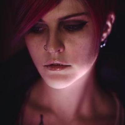 First light. || Neon conduit.|| Assassin, pero sin el Creed.|| Yo tuve el pelo rosa antes de que estuviese de moda. #FreeRol