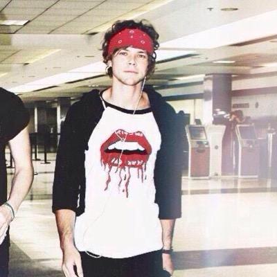 you just got this free follow from @asht0nsqueen so go and follow her please! ☺️