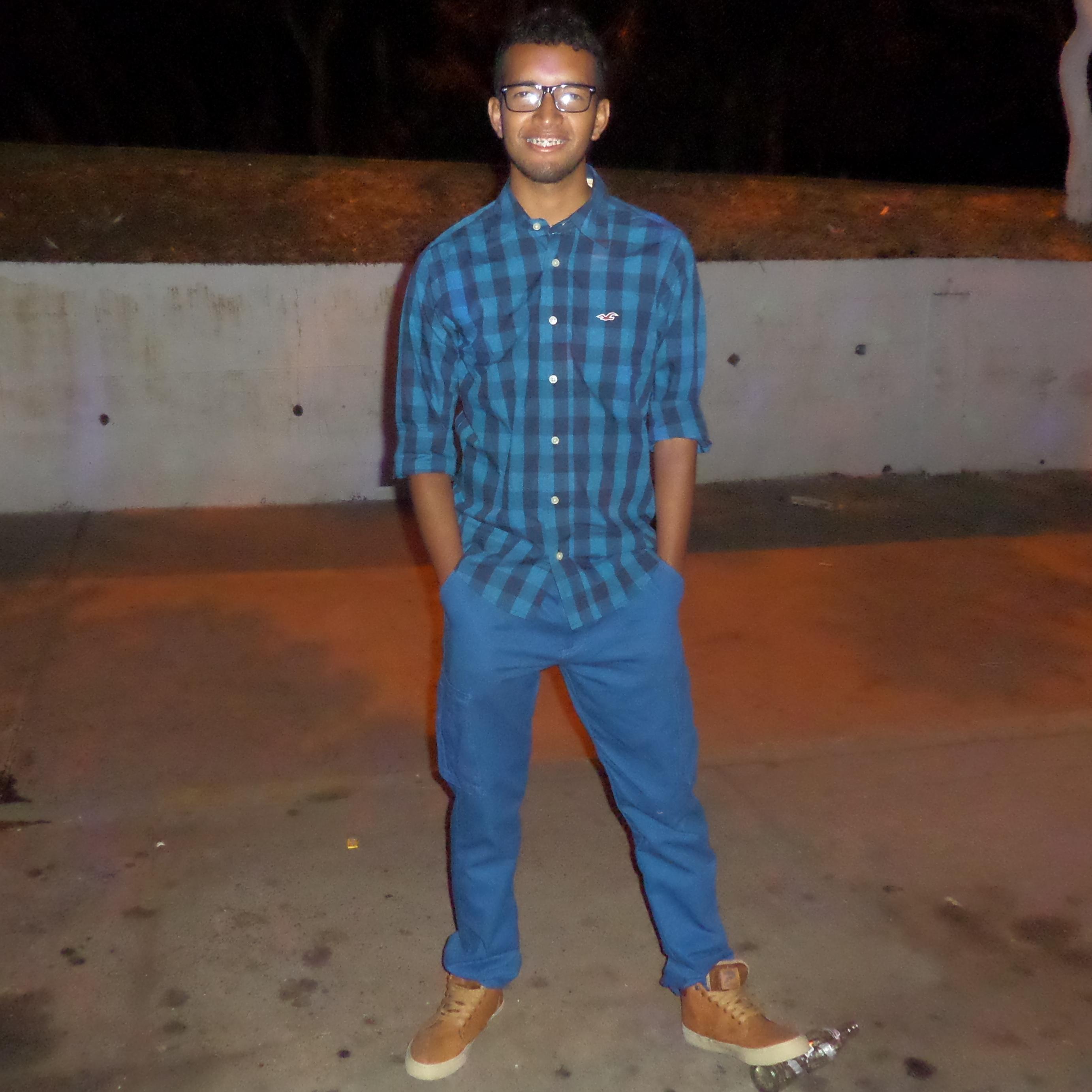 Natural
 de cartagena, reside actualmente en cali,  estudiante de Tecnologia 
Quimica en la Universidad del Valle, fanatico y practicante del Tenis y 
el Fut