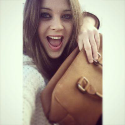 Si sonríes(: mientras caminas,es xq vas donde quieres ir..Al mal tiempo buena musica ♬