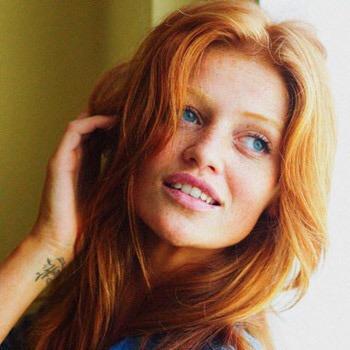 #17años,una hermosa ,inteligente y poderosa vampira odiosa,fria y seca ,llena de lujuria y picardia,alegre y activa #freerol