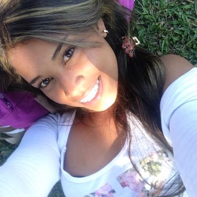Mujer con fe en Dios, alegre y luchadora. Futura contadora publica, con ancias de ejercer mi profesion con honestidad legal