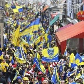 La vie en jaune. On supporte les Jaunards, on boit du jaune, on lit le petit jaune... et en finale on rit jaune... #asm #rugby #clermont