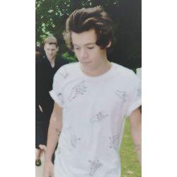 Hey baby can you go to follow @cutexhazza please ? Thank you so much ! Love you