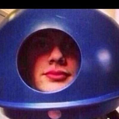 follow @lukeftniailer :* ask her for a follow back