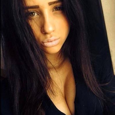 PoppyLevington's profile picture. half polish