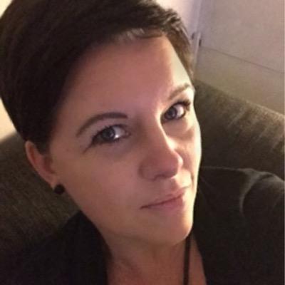 Moeder van twee puberzoons, getrouwd, leerkracht groep 1/2 OBS Portland, bouwcoördinator & specialist hoogbegaafdheid, talentbegeleider Novilo