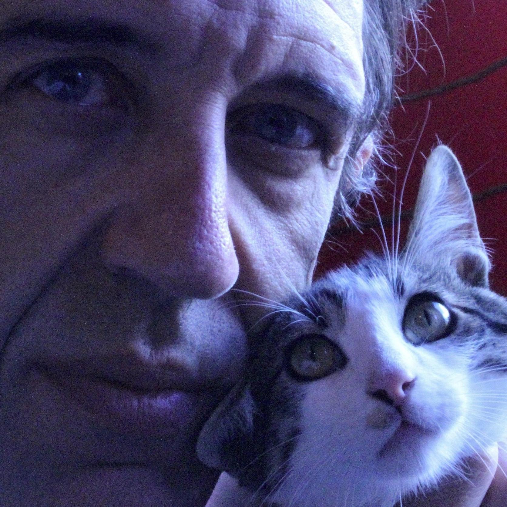 Perdedor vocacional. Amo la montaña, la música, los gatos y la poesía. De vez en cuando escribo algo y hasta lo publico. Grave defecto: soy economista.