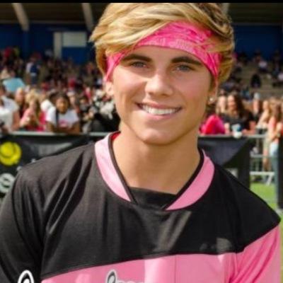 1/5 overload ollie - jordi tweeted plz follow me jordi lysm. -one directionoverloadvamps5sosmagcon :) xx follow @jordiwhitworth
