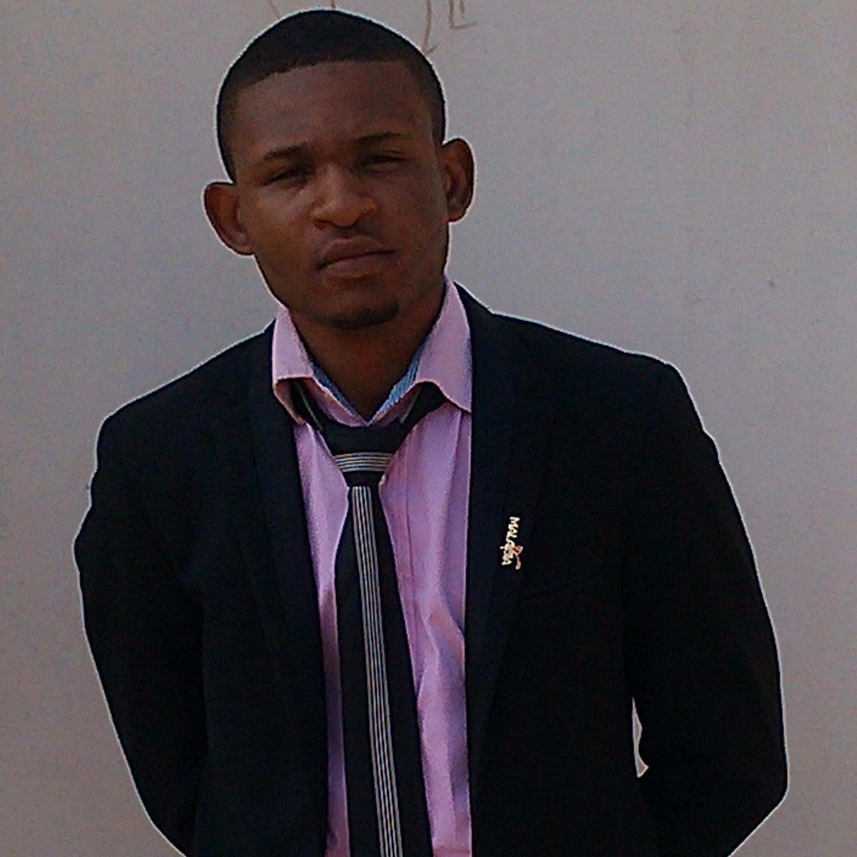 je suis missionnaire Christophe lusamba à l'église Corps de christ, je suis coordonnateur d'un club des jeunes missionnaires et je suis Célibatire