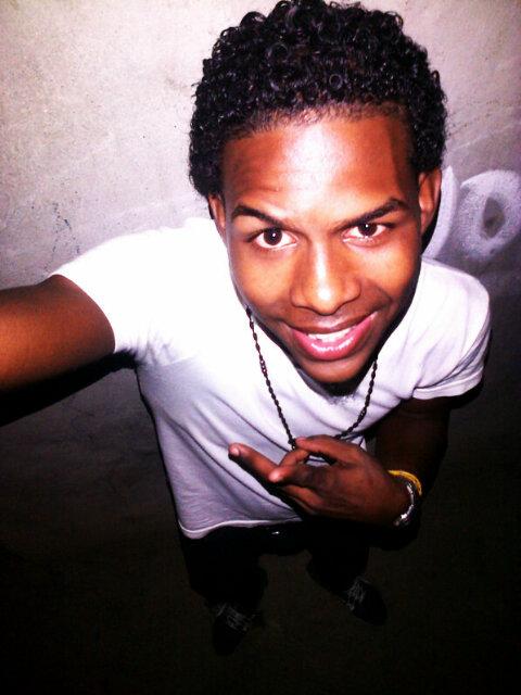 ♫(Me SientO Como Tu En Realidad Nose Que ciento EstOy EsperandO un Varco SentadO en un Aerio Puerto'' '' '''  ☀?  
 ♪
