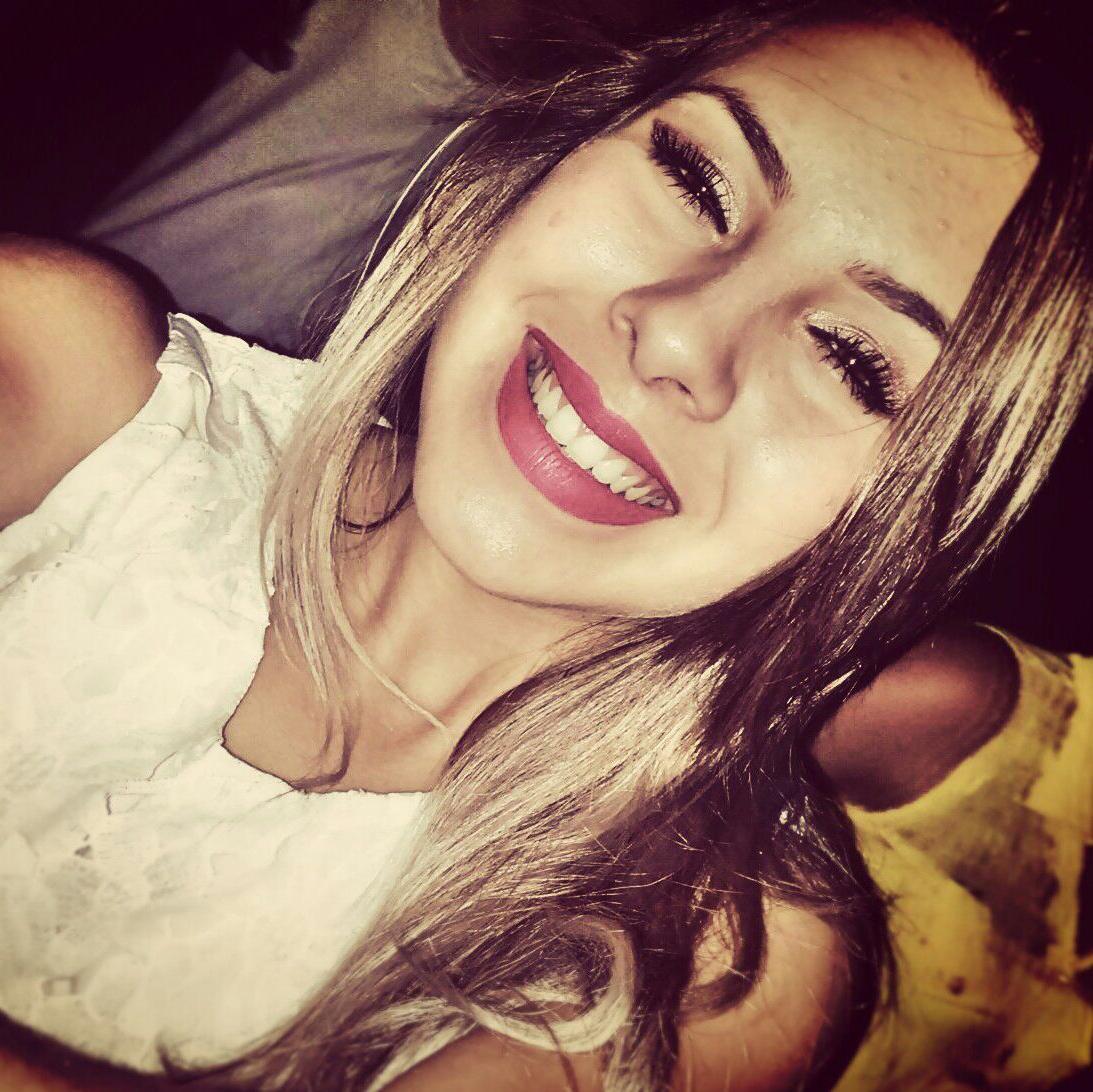 Vai valer a pena cada oração, cada joelho no chão, cada lágrima escorrida.O que Deus preparou pra você vai muito além dos seus sonhos. Deus ♥ ♥