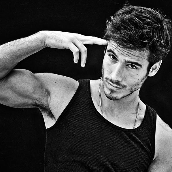 24. Hermano de León. Recien salido de la carcel. Me aprovecho de mi dinero. Me gusta todo lo ilegal.  Las chicas mi entretenimiento. Enganchado a una puta.