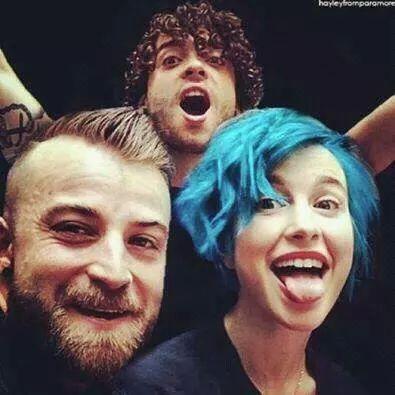 Um whore conhecendo o mundo e vivendo nesse muito real. Apoiando a banda flop Paramore