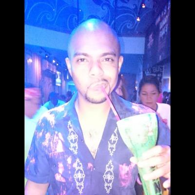 Connoisseur del bacardi y de hacerle a la mamada.