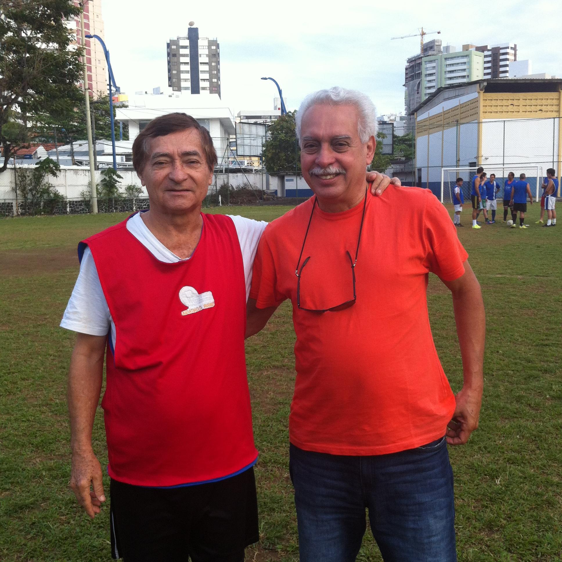 Gosto de futebol, mulheres sinceras e fiéis, música, pessoas responsáveis, poesia e  gosto do que faço.Acesse o blog do Painho para saber! ASA.