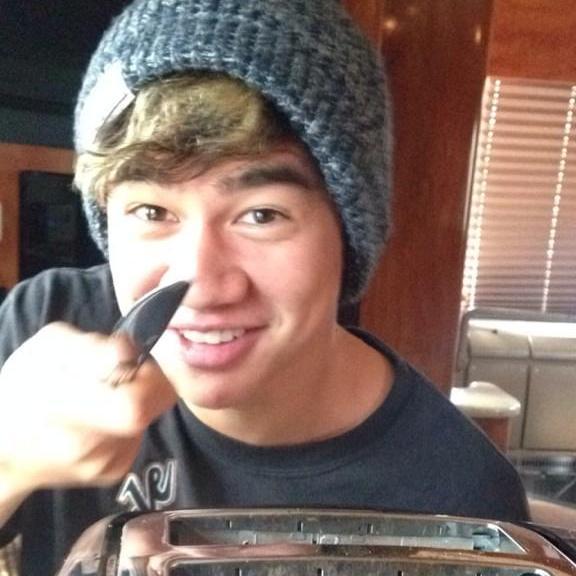 please follow @httpcalumtattxs she is close to her goals, ask for a follow back ✨