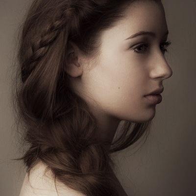 Wood elf. Archer. Elf of Rivendell. Wishes to go on an adventure. Loves nature. Loves to read and sing. (LotR RP) {Single}