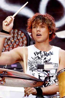 5sos and 1D are my life Ash and Liam are my fav