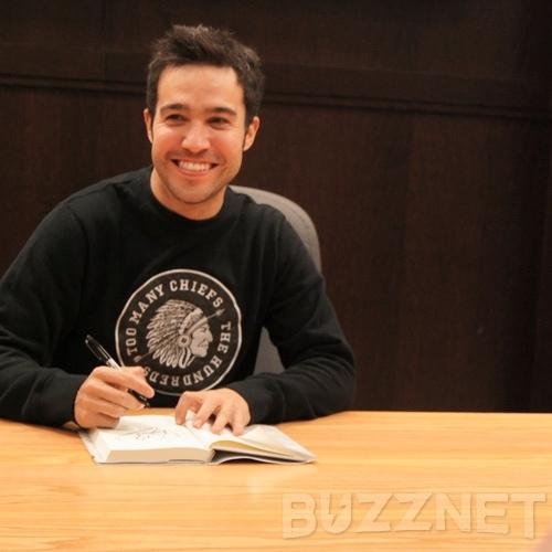 I'm Pete. I write books and lyrics. I enjoy eating pizza at halftime. 'BAE' is Edgar Allan Poe. I love my beautiful son Bronx. {V1: @pxte_wxtnz} {V2: @gee_wayyy
