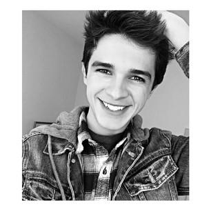 IM BACK!!!!! GO GIVE @mendesmuffin74 a follow!