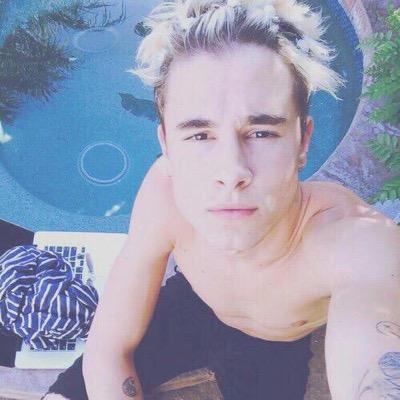 i'm nicole & i just started this account. stressed, depressed, youtube obsessed.