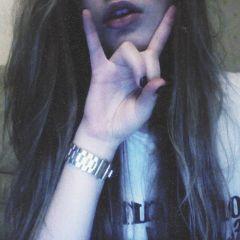 Hi I'm just a weird girl on Twitter posting things and i love music a lot