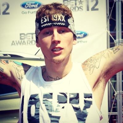 EST that's my team hoe. find what you love and fight. @machinegunkelly #laceup #blackflag ⚫️⚪️
