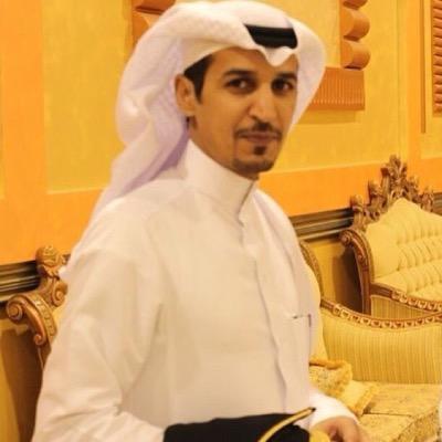 وآحـد ينـام وع ـنده اللي..{ يضمـہ ~ وأحدٍ ينـام وضم همه على هم ّ! وأحـدٍ لقالہ عطر صدرٍ يشمہ ّ~ وأحدٍ على ريح الحزن.. أدمن الشم !