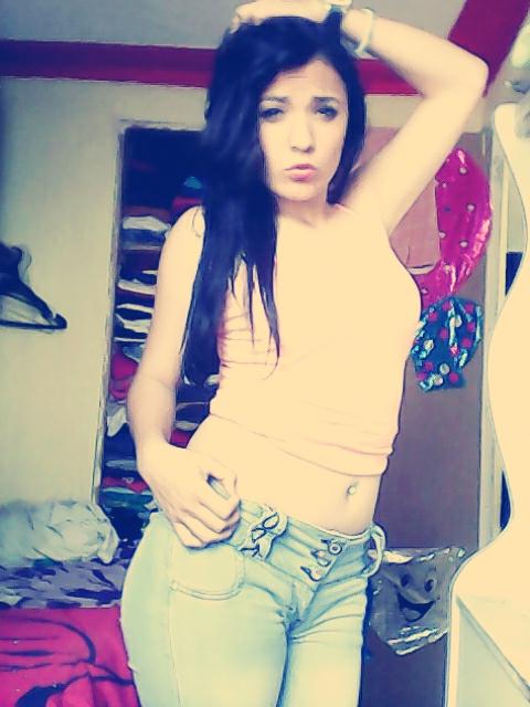 ♥ kimm ♥ - Kimberly 

╔═══╗ ♪
║███║ ♫
║ (●) ♫
╚═══╝♪♪ I lovee musiC ♥ 

Significado:
Que tiene una gran fortaleza.