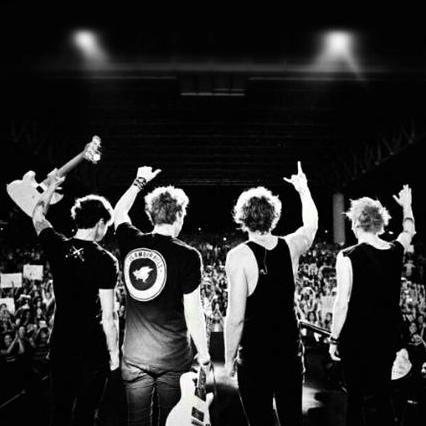 Follow @lukeisuhpenguin 'cause she gave you this free follow ☺ RT THE LINK BELOW PLEASE it would mean so much to me