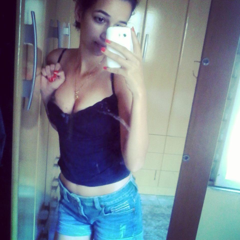 feia, gorda, ciumenta, viciada em esmalte, amo morde, amo chocolate, amo mais ainda doritos  ' segueeee *---*