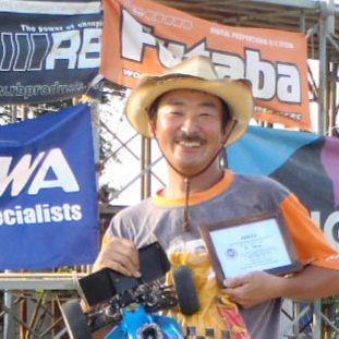 RCエンジンバギー一筋、若い頃からはまった趣味で、最近は出かけてませんが世界選手権18位や全日本選手権もファイナルまで何回かいくほどしたが今や老兵（まだ走らせてますが）でもこの経験をいかして量販店とは、ちょっと違うアプローチで商品販売しています。WEBショップ出してますがアナログなお店です。こうゆうお店少なくなりました