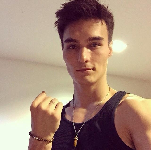 if u see this tweet me rawr.

ig:richiery