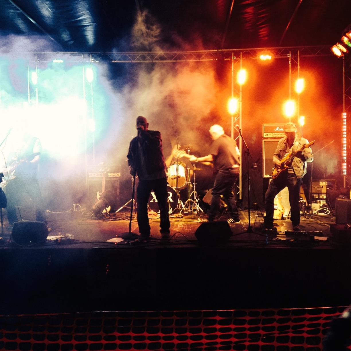 5 piece rock covers band based in plymouth.
http://t.co/FCPuG3I69M lemonrock/xlr