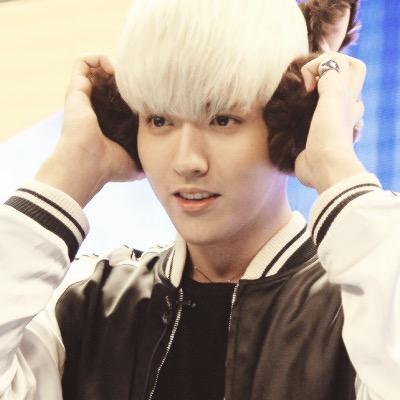 baekhyun's hand is more beautiful than you.