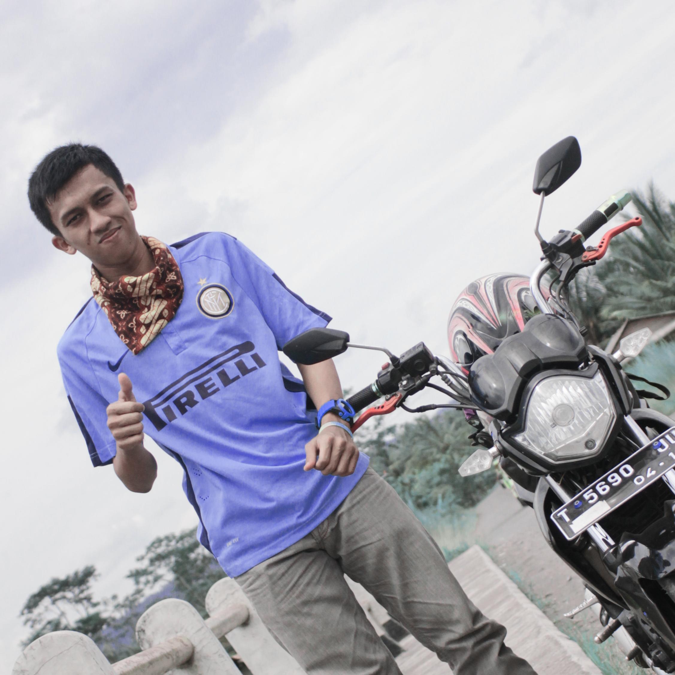 Desainer | Engineer | Informatic Engineering At Siliwangi University | Tasikmalaya - 2014 . http://t.co/YWnvgwRY9c