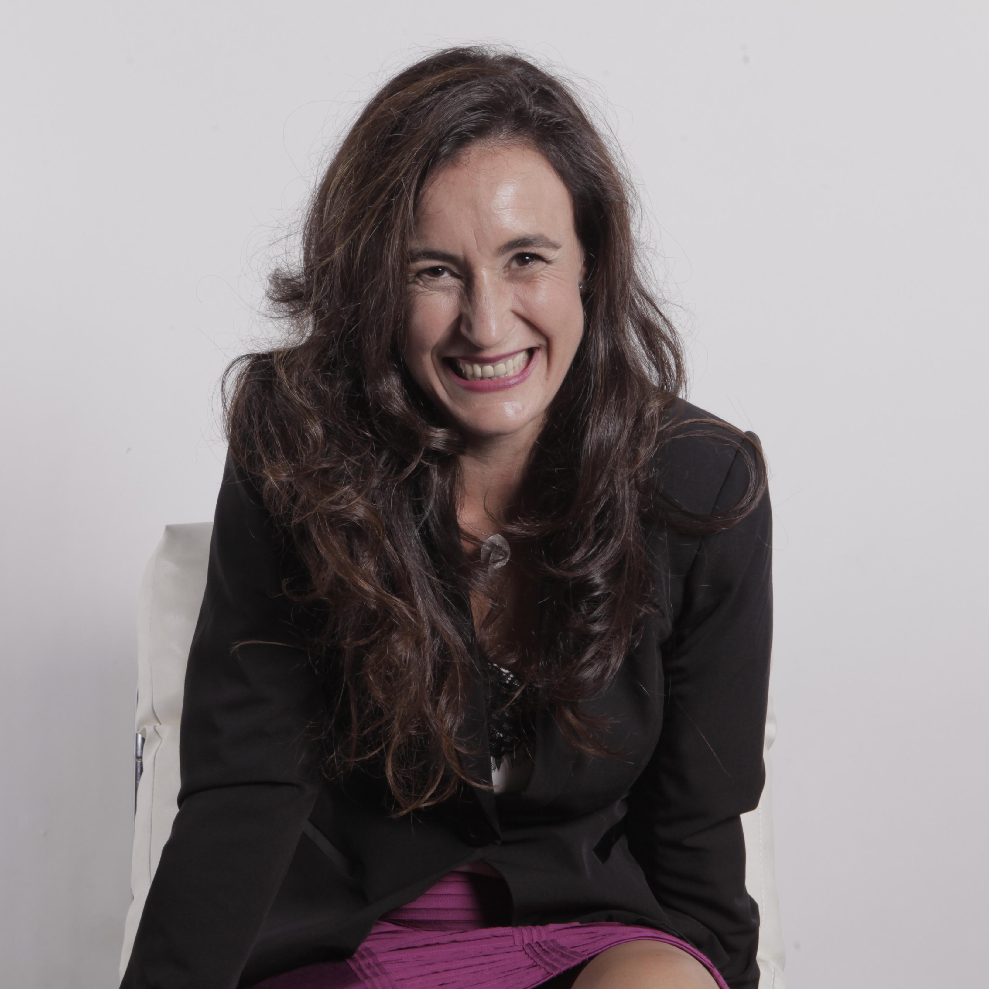 Creadora de Suéñate . Saltarina de mundos a los que llama Proyectos.