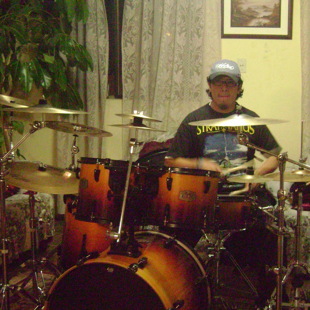 Business Manager,músico,baterísta,cheff aficionado,inquieto,pulcro,cómico,ácido, empeñoso,deportista,headbanger, melómano,buen pata y fuckin' metal dad.
