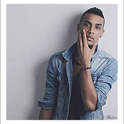 Jeune artiste d'origine Réunionnaise, Lyam vous fait decouvrir son talent à travers ses musiques aux ambiance des Iles. À suivre de très près. AIMER ET PARTAGER